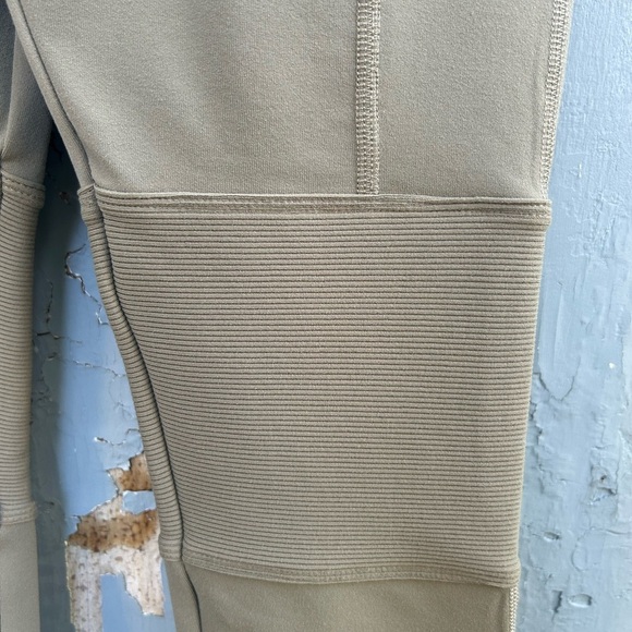 Alo Avenue legging, BNWT, size Small - Picture 4 of 8